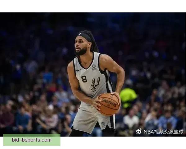 卡什镇守维拉右路防线强硬无比成为球队后场最可靠铁闸与稳定核心